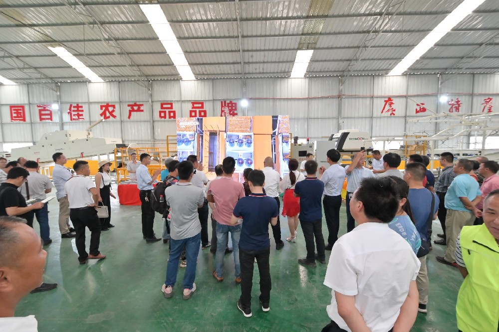 2021年6月29日上午10點(diǎn)“建黨百年特色活動(dòng)·群南柑橘產(chǎn)業(yè)示范區(qū)研發(fā)培訓(xùn)中心柑橘技術(shù)交流會(huì)”在廣西桂潔農(nóng)業(yè)有限公司舉行，交流會(huì)上同期舉辦了綠萌“FRUSCAN 7.0 視覺瑕疵檢測(cè)技術(shù)” 現(xiàn)場(chǎng)觀摩會(huì)。在觀摩過程中，與會(huì)人員詳細(xì)地觀看了綠萌宣傳視頻和現(xiàn)場(chǎng)演示，細(xì)致地了解了綠萌 FRUSCAN 7.0 視覺瑕疵檢測(cè)技術(shù)對(duì)果蔬分