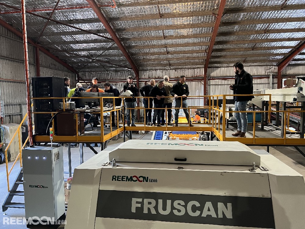 日前，應(yīng)用于Clear Lake Citrus的新型Fruscan 7四通道分選機(jī)在澳大利亞格里菲斯的綠萌展示活動(dòng)中驚艷亮相。該設(shè)備是目前綠萌在澳大利亞所安裝的最新也是最大的設(shè)備。綠萌新型Fruscan 7四通道分選機(jī)展示活動(dòng)現(xiàn)場來自澳大利亞各地的種植者和包裝廠商來到這家柑橘包裝廠參觀了這臺(tái)配備了Fruscan 7系統(tǒng)（綠萌的最新瑕疵分選技術(shù)