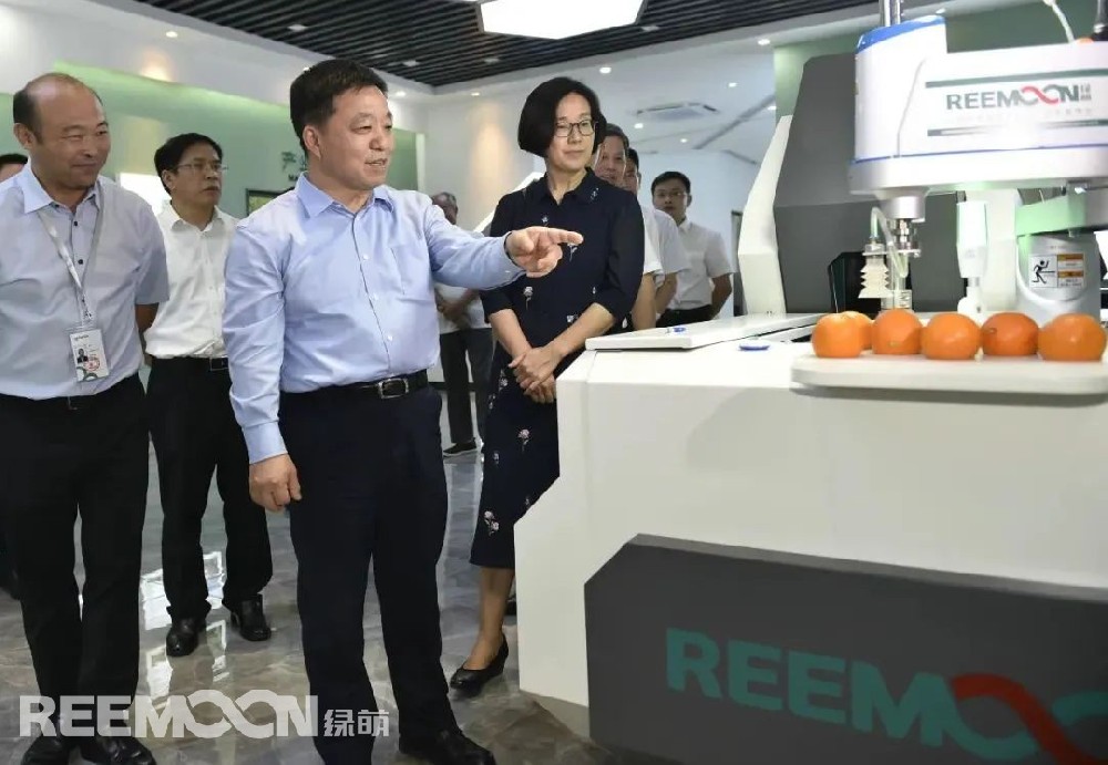 9月29日下午，江西省省長葉建春蒞臨綠萌公司調(diào)研指導工作，省委副書記、贛州市委書記吳忠瓊陪同調(diào)研。中科微至董事長、中科院微電子所智能制造中心主任李功燕，江西綠萌公司董事長朱壹向省長一行作了詳細匯報。葉建春省長深入了解綠萌公司創(chuàng)立發(fā)展歷程、核心技術(shù)研發(fā)及全球市場布局等情況。在得知綠萌果蔬分揀裝備出口近30個