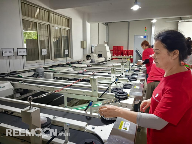 ▲四川盤信農(nóng)業(yè)有限責任公司水蜜桃智能分選中心.龍泉驛融媒體中心供圖6月3日下午，走進柏合街道長松村的四川盤信農(nóng)業(yè)有限責任公司水蜜桃智能分選中心，濃濃的科技氣息撲面而來。進入分選中心，右側的自動化分選線是最大的亮點。10余米長的分選線主要分為傳送帶和分裝帶兩部分。啟動按鈕，分選線就開始工作了。工人們從筐子里